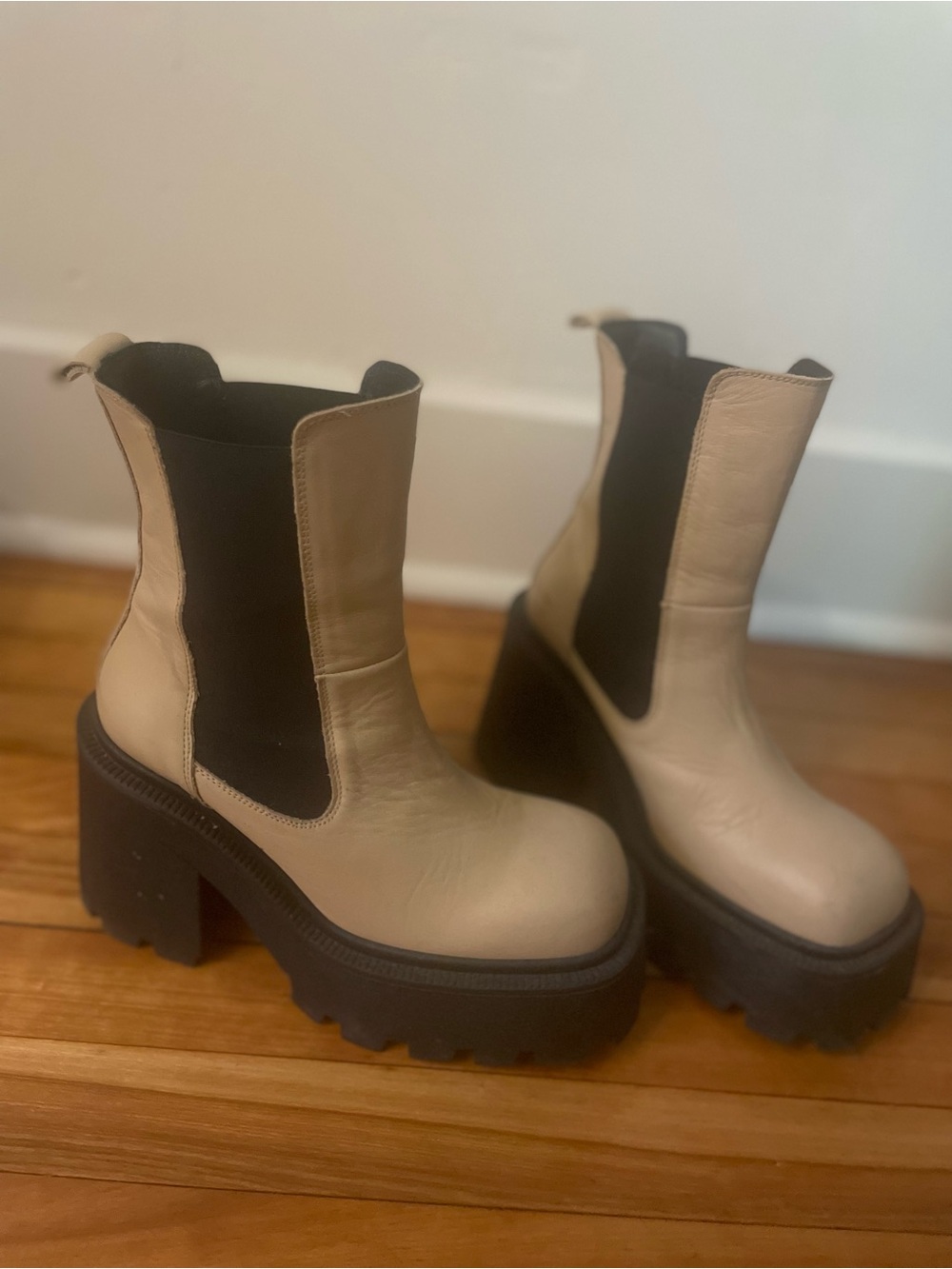 L'INTERVALLE Beige Leather Platform Chelsea Boots with Black Elastic